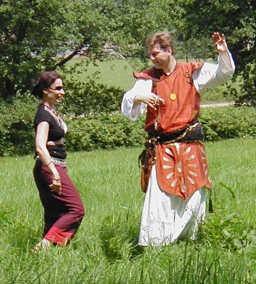 Safana und Benjai unterhalten die Djinn