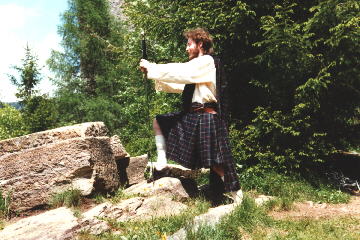 Finnan, knieend mit Claymore